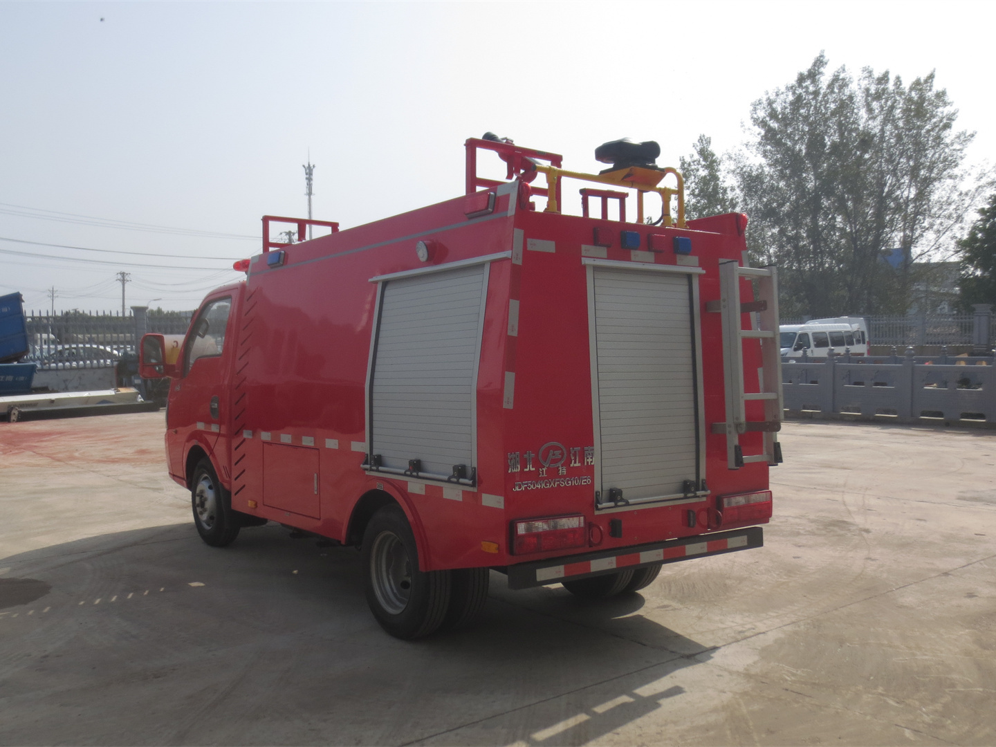 藍(lán)牌東風(fēng)1噸單排水罐消防車